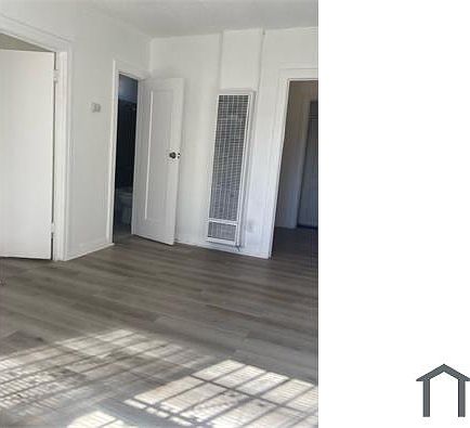 3rd image of 859 W 49th St