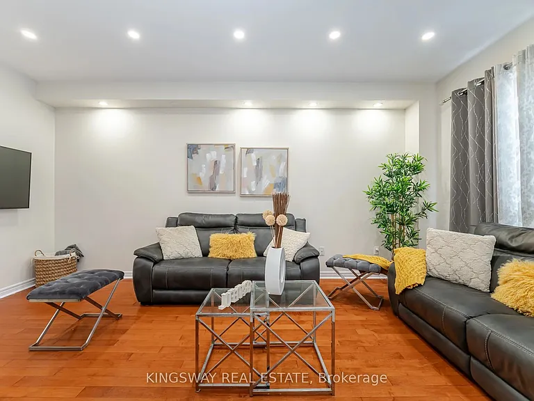 803 Khan Cres — Photo 22