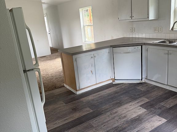5th image of 625 Lilac Ln