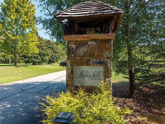 2nd image of 33 Hidden Falls Dr