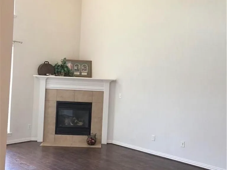 1701 Chatham Ln — Photo 3