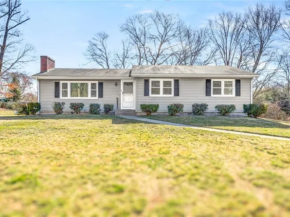 25 North Dr, Ashaway, RI 02804