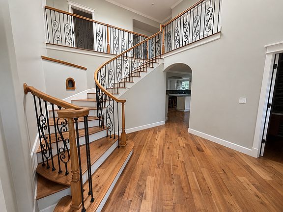 5th image of 102 Victoria Ln