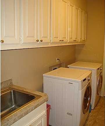 5th image of 305 Oak Hollow Dr