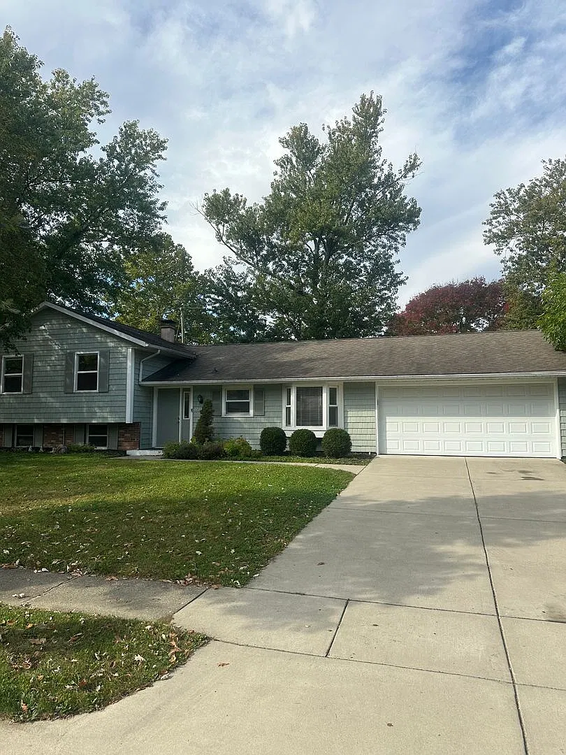 Beautiful 4 bedroom property in West Lafayette with a fenced in back yard!! — Photo 1
