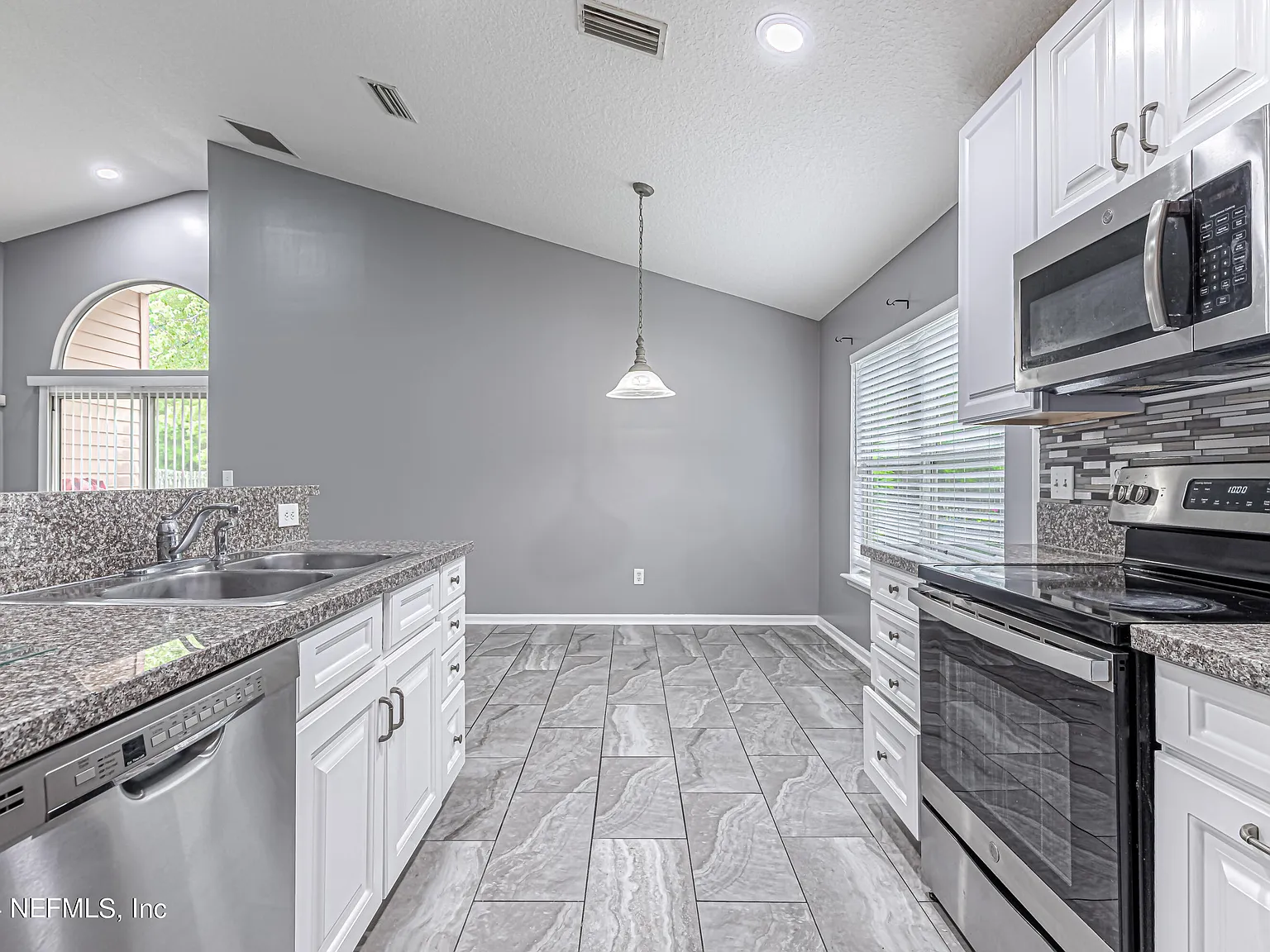 3 bed, 2.0 bath, 1489 sqft, $2,295 — Photo 1