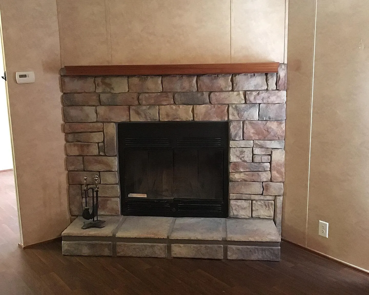 135 Elaine Dr — Photo 2