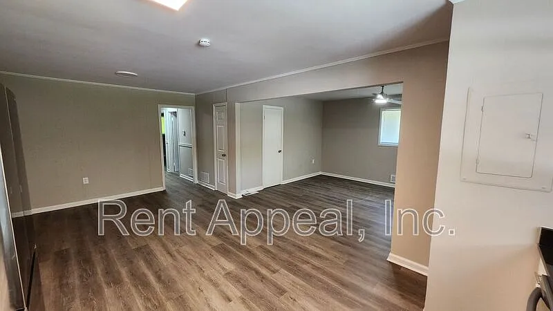 3 bed, 1.0 bath, 1644 sqft, $1,900 — Photo 3