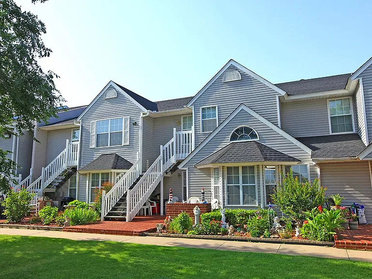 Cape Cod Apartments — Photo 8