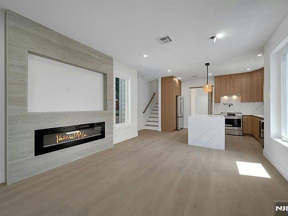 5th image of 54 Hamilton Ave