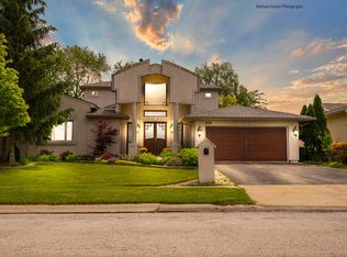 975 W Glenn Trl, Elk Grove Village, IL 60007