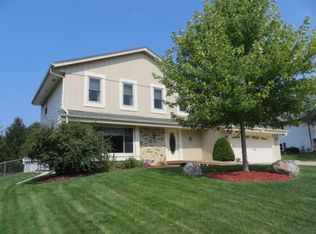 842 Oxford Dr, Hartland, WI 53029