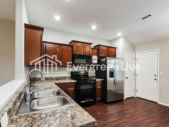 3rd image of 808 NW Evans Cir