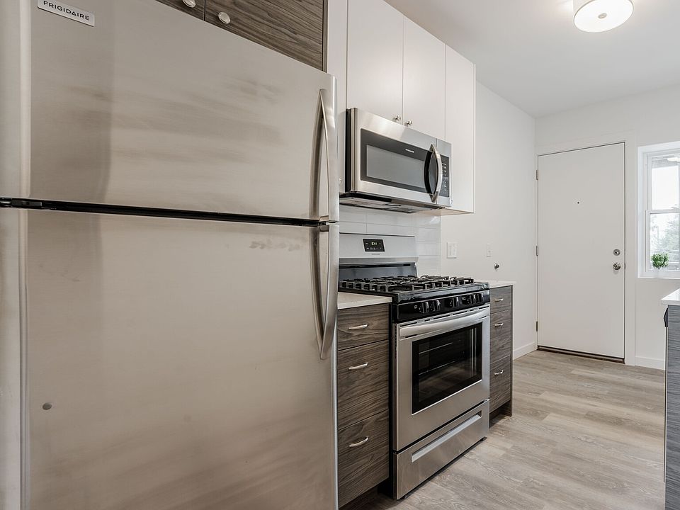 1st image of 1712 W Glenlake Ave #2E