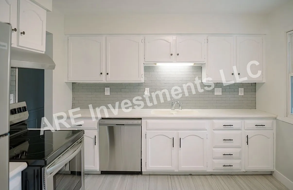 3 bed, 1.5 bath, 1600 sqft, $2,300 — Photo 2