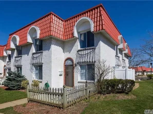 72 Alhambra Dr, Oceanside, NY 11572