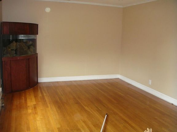 5th image of 352 Maplegrove Ave