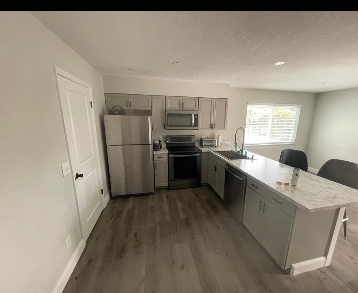 2 bed, 1.5 bath, 1025 sqft, $3,500 — Photo 4