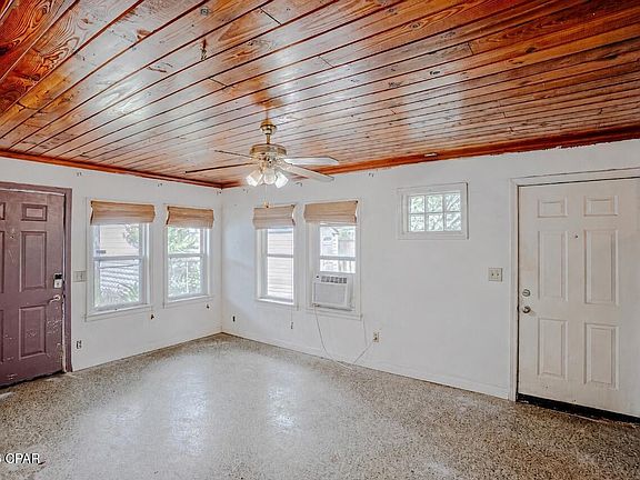 3rd image of 117 Christmas Tree Ln