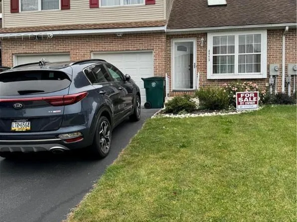 2752 Victoria Ln, Easton, PA 18045