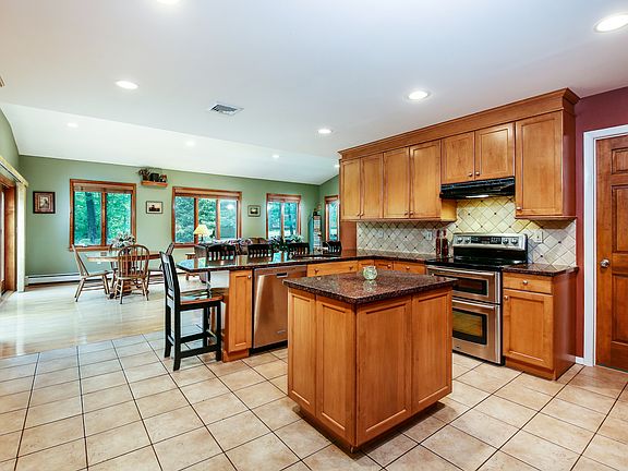 5th image of 488 Windsor Ct
