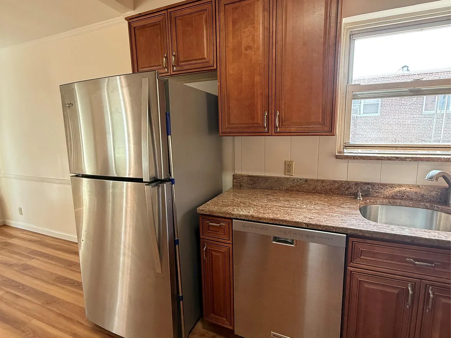2 bed, 1.0 bath, 2698 sqft, $3,200 — Photo 4