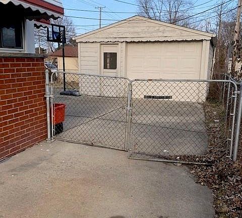 4th image of 32924 Holden Dr
