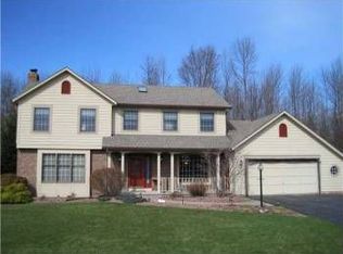 208 Scotch Pine Dr, Rochester, NY 14616