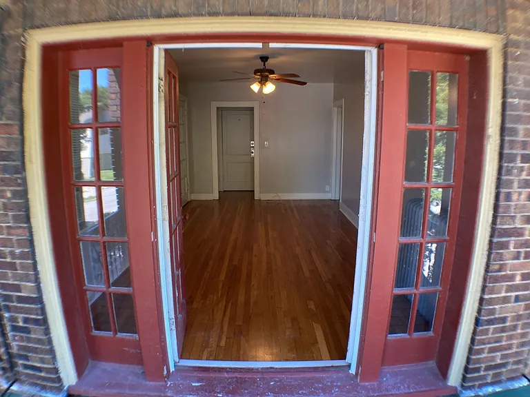 2732 Charlotte St — Photo 5