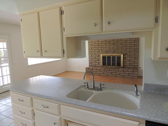 3rd image of 1505 E Julie Dr