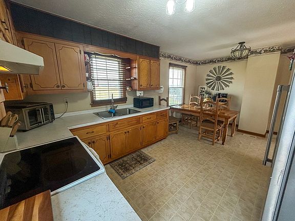 4th image of 136 Pecan Dr