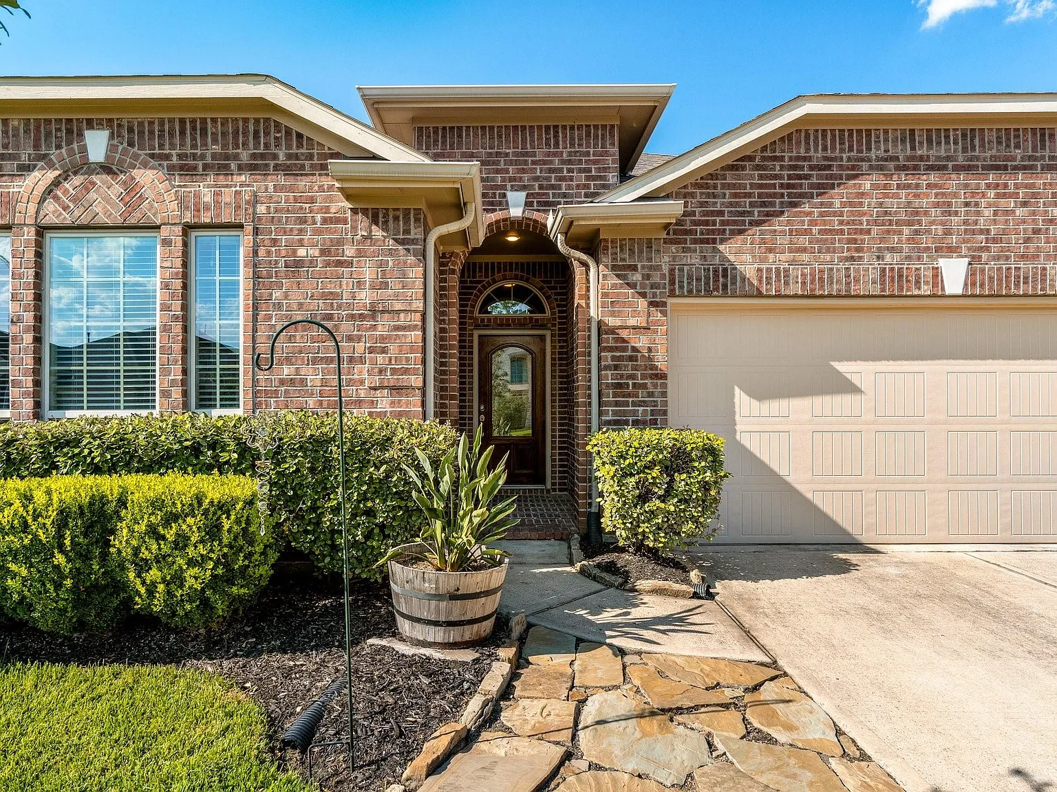 3 bed, 2.0 bath, 2130 sqft, $2,400 — Photo 3