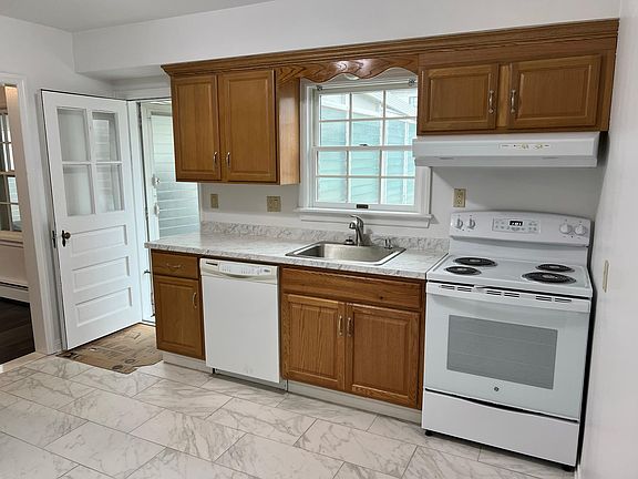 5th image of 208 Roselle St