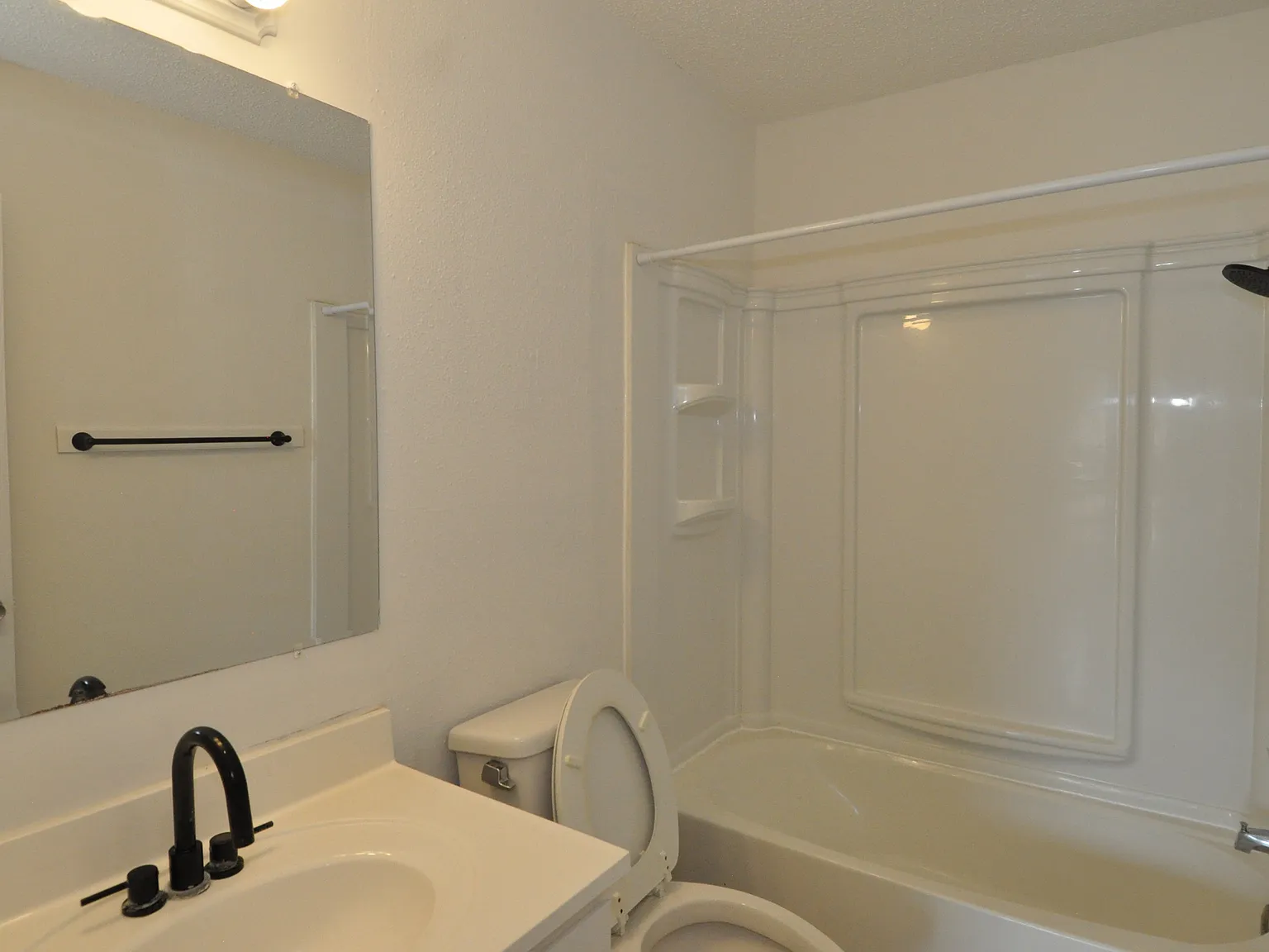 3 bed, 912 sqft, $1,500 — Photo 3
