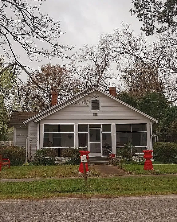 52 Byrnes St — exterior photo