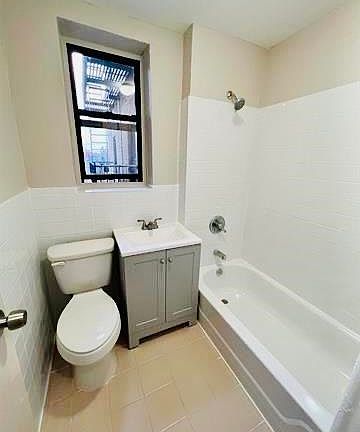 4th image of 50 Reservoir Ave