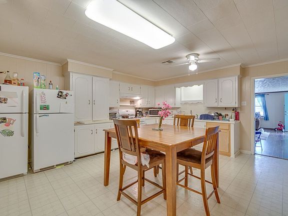 3rd image of 213 Tudor St