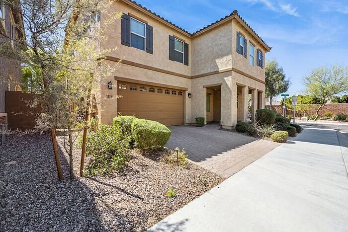 211 E Brinley Dr — Photo 3