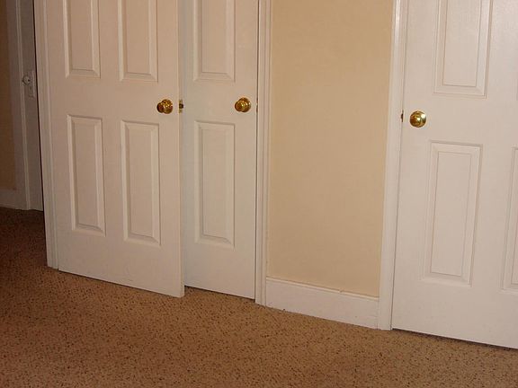 Bedroom replaced with new carpet.