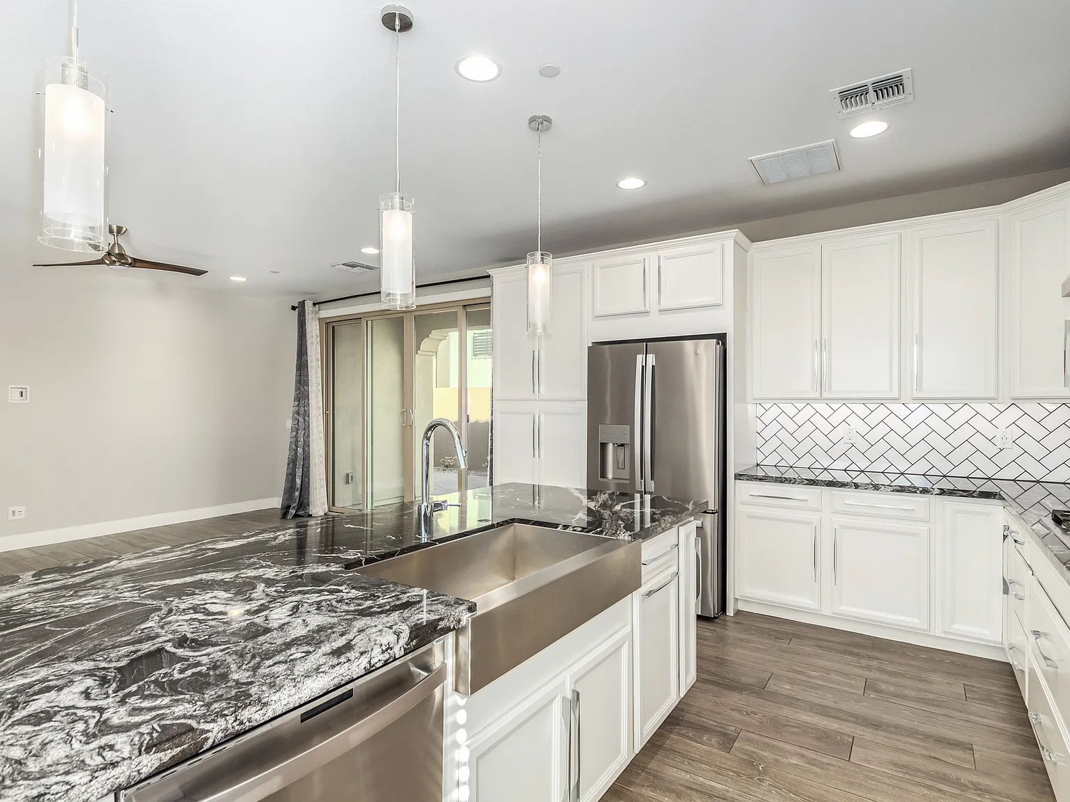 4 bed, 3.5 bath, 2100 sqft, $2,650 — Photo 3