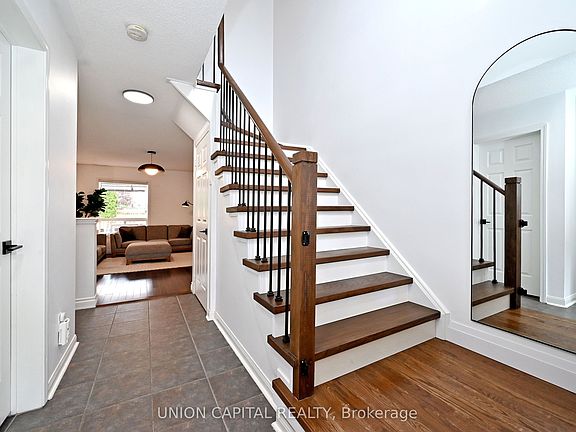 5th image of 32 Regatta Cres