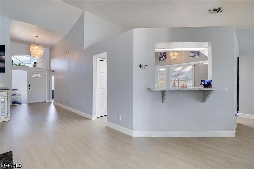 3 bed, 2.0 bath, 1598 sqft, $3,000 — Photo 3