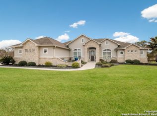 108 S Abrego Xing, Floresville, TX 78114