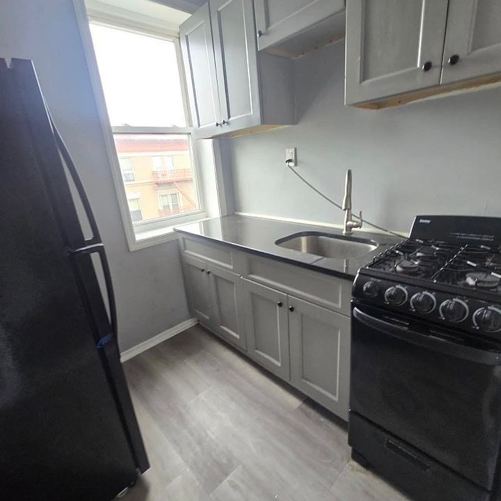 1st image of 237 Littleton Ave #11