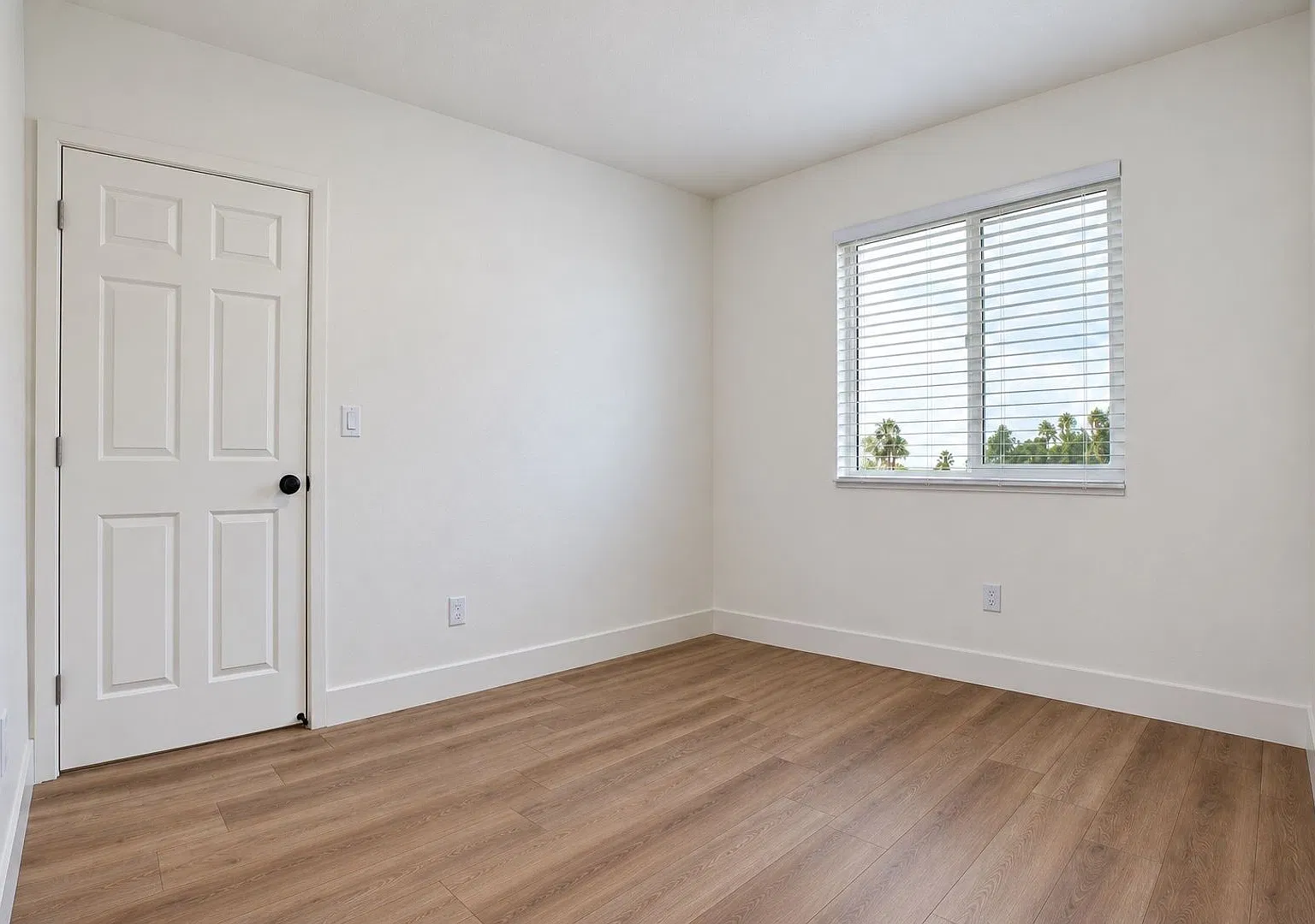 ROSCOE APTS. - TOPANGA WESTSIDE, LP — Photo 4