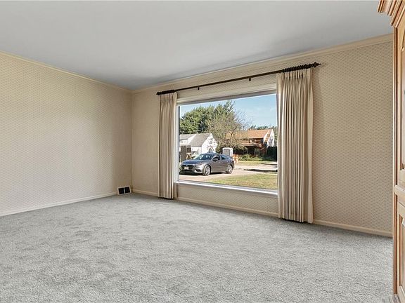3rd image of 26350 Drakefield Ave