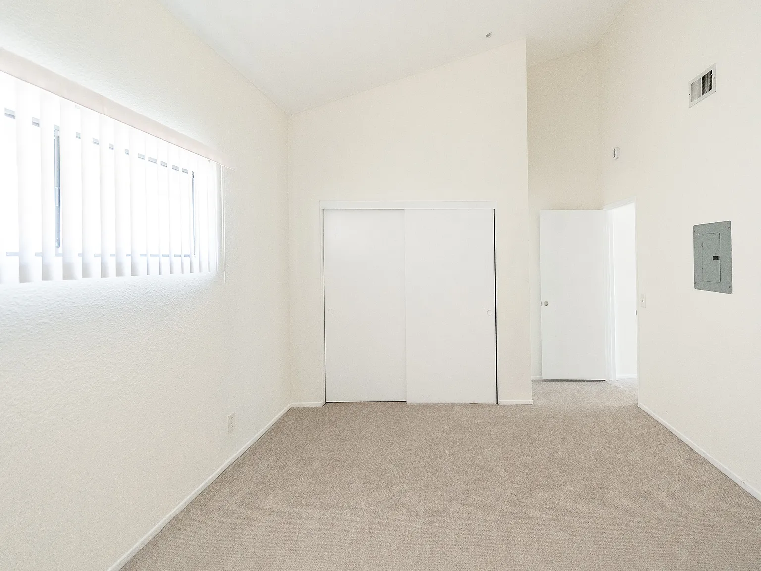 3 bed, 2.5 bath, 1300 sqft, $3,850 — Photo 4