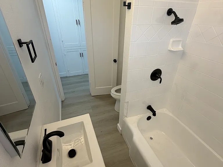 208 S Illinois St #B — Photo 8