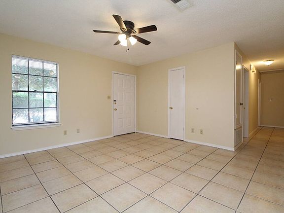 3rd image of 405 Cornwall Cir