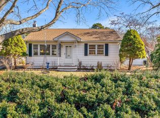 186 Wakeman Rd, Hampton Bays, NY 11946